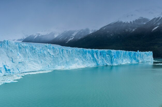 Il ghiacciaio Perito Moreno è un ghiacciaio situato nel Parco Nazionale Glaciares nella provincia di Santa Cruz, in Argentina. È una delle più importanti attrazioni turistiche della Patagonia argentina.