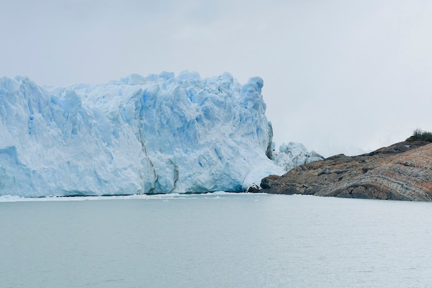 Il ghiacciaio Perito Moreno è un ghiacciaio situato nel Parco Nazionale Glaciares nella provincia di Santa Cruz, in Argentina. È una delle più importanti attrazioni turistiche della Patagonia argentina.