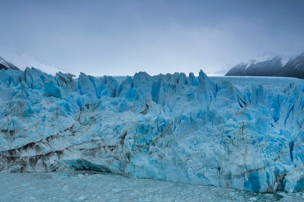 Il ghiacciaio Perito Moreno è un ghiacciaio situato nel Parco Nazionale Glaciares nella provincia di Santa Cruz, in Argentina. È una delle più importanti attrazioni turistiche della Patagonia argentina.