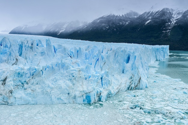 Il ghiacciaio Perito Moreno è un ghiacciaio situato nel Parco Nazionale Glaciares nella provincia di Santa Cruz, in Argentina. È una delle più importanti attrazioni turistiche della Patagonia argentina.