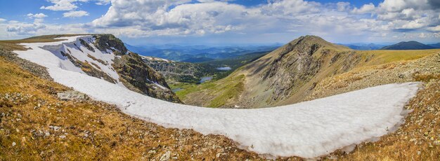 Il ghiacciaio sovrasta una gola di montagna, la primavera in montagna