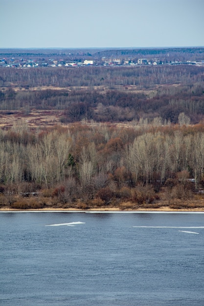 Il ghiaccio galleggia sul fiume Volga in primavera