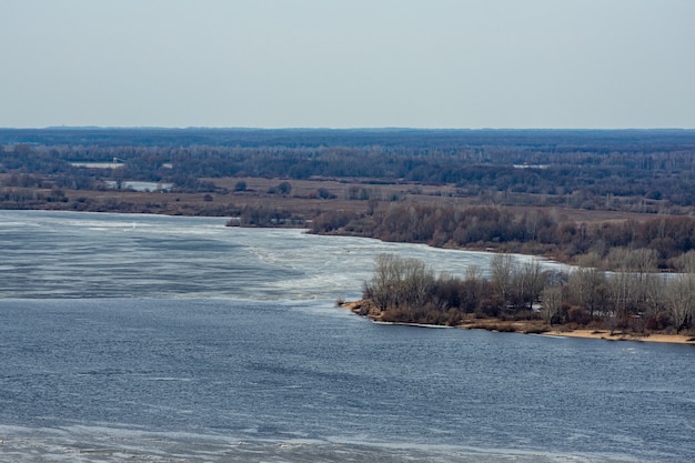 Il ghiaccio galleggia sul fiume Volga in primavera