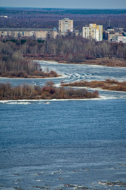 Il ghiaccio galleggia sul fiume Volga in primavera