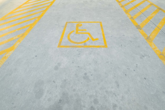 Il giallo disabilita la marcatura del segnale stradale di parcheggio sul calcestruzzo.