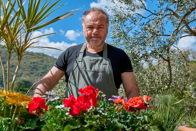 Il giardiniere è nel bancone del negozio di fiori all'aperto o nel giardino di casa