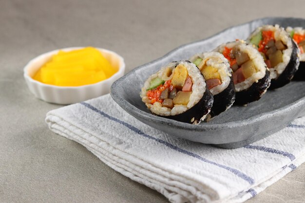 Il gimbap o kimbap è un alimento coreano a base di riso bianco cotto al vapore