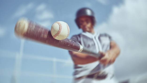 Il giocatore di baseball e la palla da baseball oscillano in un campo da baseball durante l'allenamento fitness e la pratica del gioco L'oscillazione del softball e il colpo di potenza con il ragazzo atletico si concentrano sulle prestazioni di velocità e sul passo