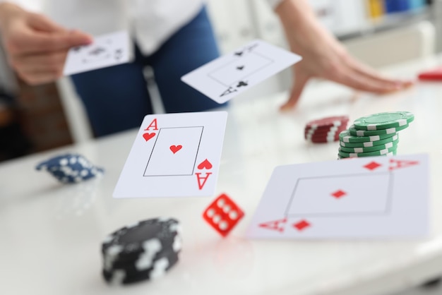 Il giocatore di poker lancia carte asso e fiches del casinò