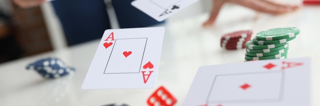 Il giocatore di poker lancia carte asso e fiches del casinò