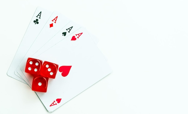 Il gioco d'azzardo carte da poker fiches e dadi concetto foto