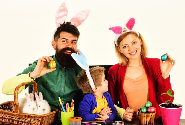 Il giorno di Pasqua felice madre padre e figlio con uova colorate dipinte coniglio famiglia in orecchie da coniglio
