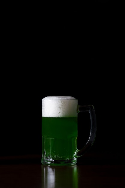 Il giorno di San Patrizio: boccale di birra verde in vetro