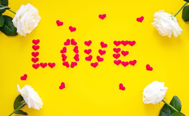 Il giorno di San Valentino concetto su sfondo giallo fiorisce il cuore. Messa a fuoco selettiva
