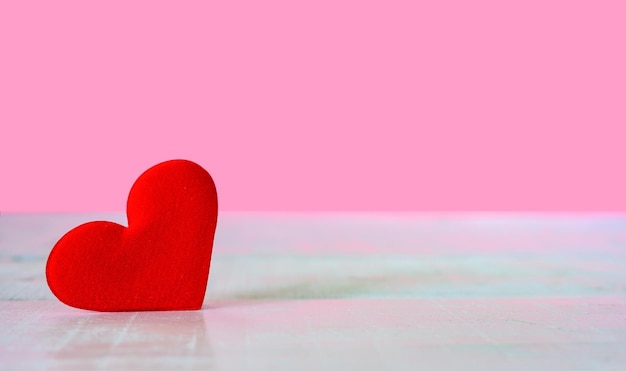 Il giorno di San Valentino e il giorno più dolce, concetto di cuore d'amore. Copia spazio per il testo su sfondo rosa