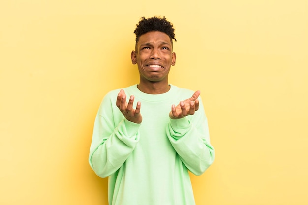 Il giovane afro nero che sembra disperato e frustrato ha sottolineato infelice e infastidito gridando e urlando