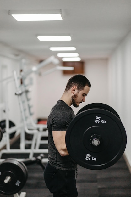 Il giovane allena il suo corpo per mantenersi in forma e avere muscoli definiti