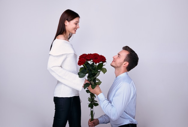 Il giovane amante riceve rose rosse da un ragazzo.