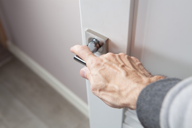 Il giovane apre la porta della camera da letto