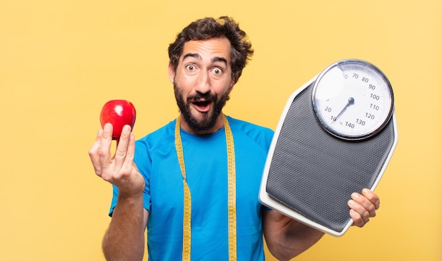 Il giovane atleta barbuto pazzo ha sorpreso l'espressione e il concetto di dieta