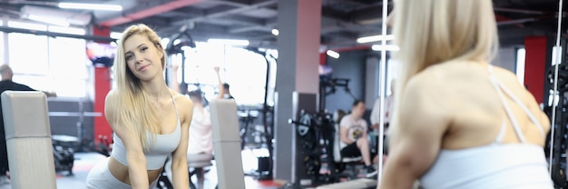 Il giovane atleta prende il concetto di allenamento in palestra con manubri pesanti