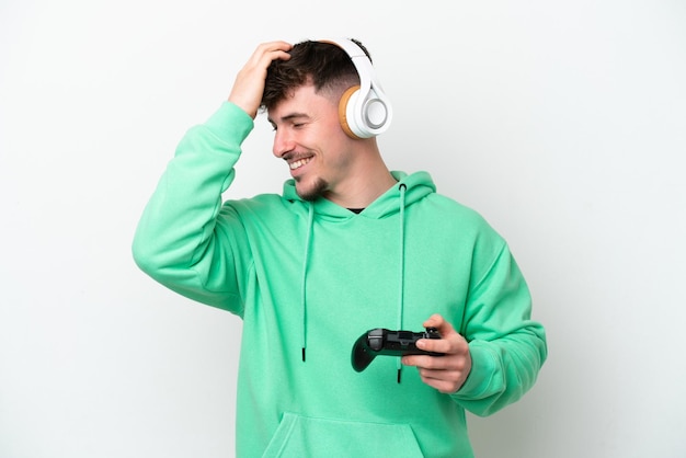 Il giovane bell'uomo che gioca con un controller per videogiochi isolato su sfondo bianco ha realizzato qualcosa e intendeva la soluzione