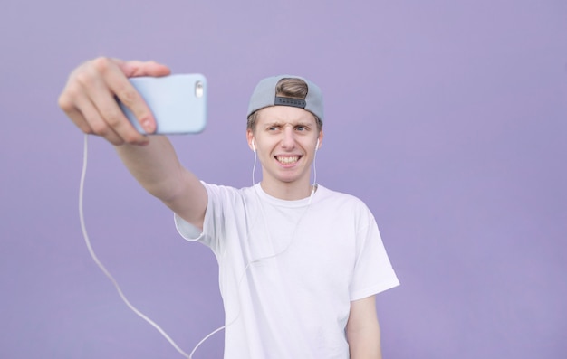 Il giovane bello prende ad un selfie uno smartphone