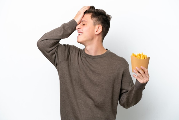 Il giovane brasiliano che tiene patatine fritte isolate su sfondo bianco ha realizzato qualcosa e intendeva la soluzione