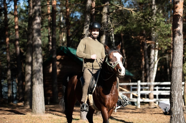 Il giovane cavalca un cavallo che indossa un casco