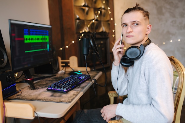 Il giovane chiama un amico per fargli ascoltare la musica che registra l'uomo isolato a casa