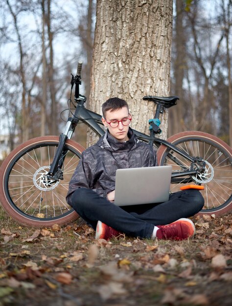 Il giovane ciclista lavora nel parco