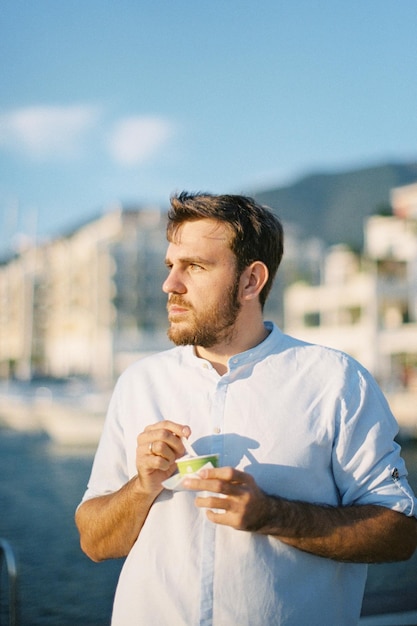 Il giovane con il gelato in mano girò la testa di lato