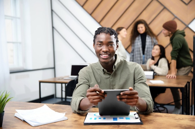 Il giovane con una tavoletta digitale lavora in un centro di coworking