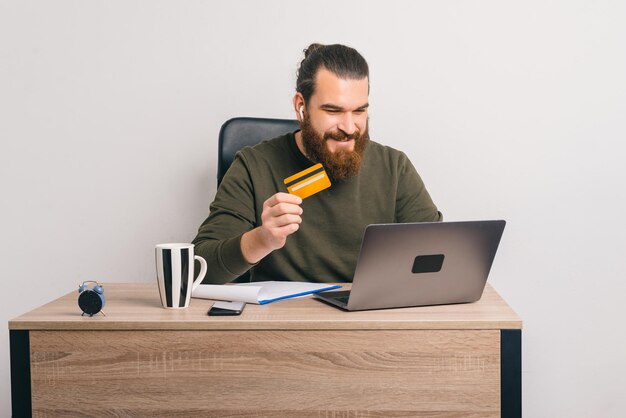 Il giovane è felice di poter pagare online con la sua carta.