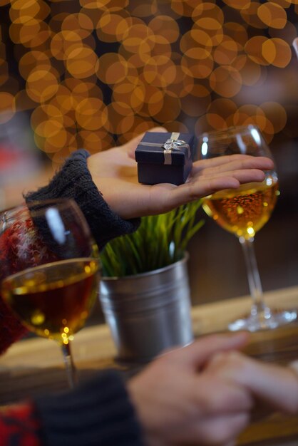 Il giovane fa un regalo di fede nuziale alla ragazza nel ristorante