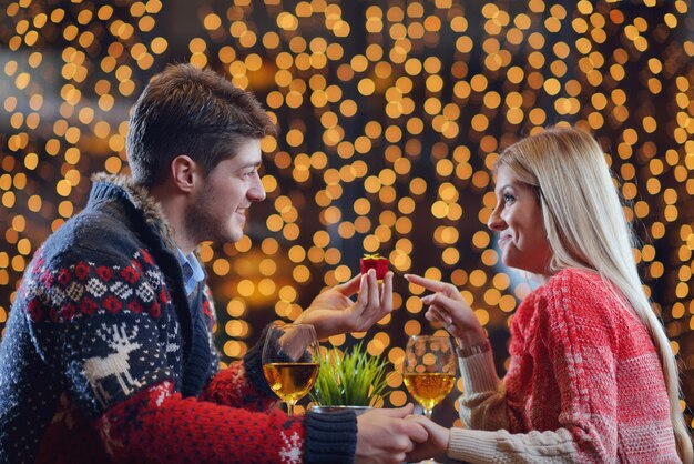 Il giovane fa un regalo di fede nuziale alla ragazza nel ristorante