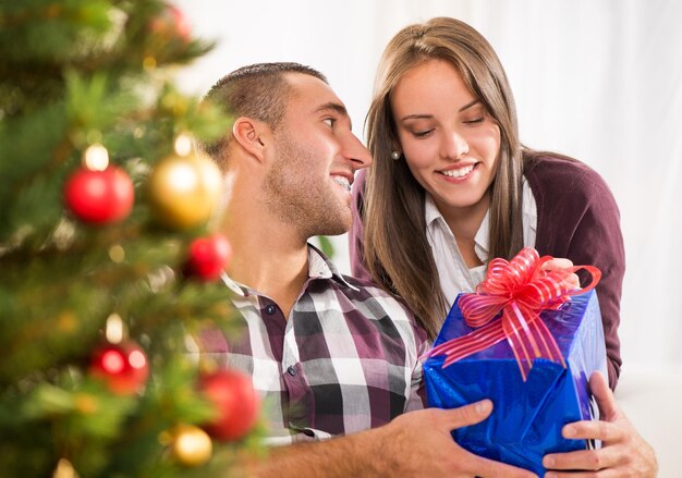 Il giovane fa un regalo di Natale alla sua ragazza.