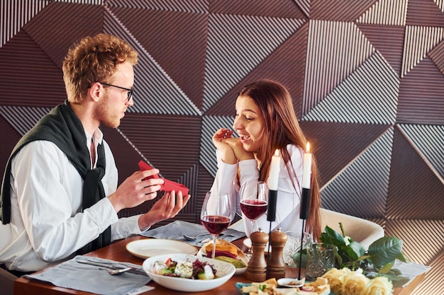 Il giovane fa una proposta a una donna All'interno di un nuovo ristorante di lusso moderno