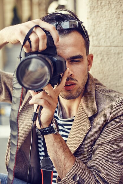 Il giovane fotografo scatta foto