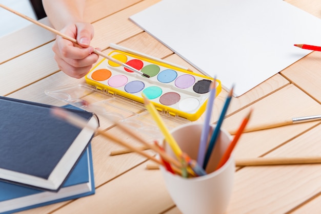 Il giovane gilr della scuola che disegna le immagini a casa