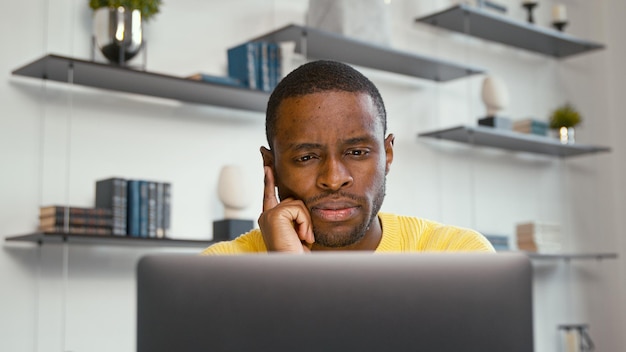 Il giovane ha avuto un'idea mentre era seduto al lavoro in un laptop a casa