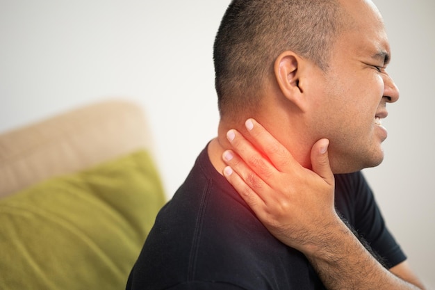 Il giovane ha dolore alla spalla e al collo e si fa male stressare una sindrome da ufficio dei sintomi.