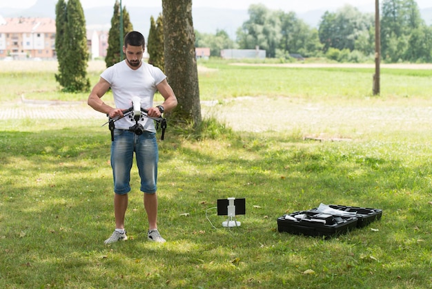 Il giovane ingegnere prepara un drone per il volo nel parco