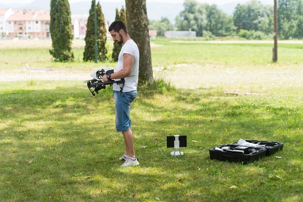 Il giovane ingegnere prepara un drone per il volo nel parco