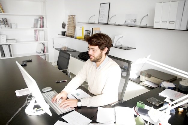 Il giovane inizia a lavorare in ufficio