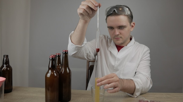 Il giovane maestro tecnologo prepara la birra a casa