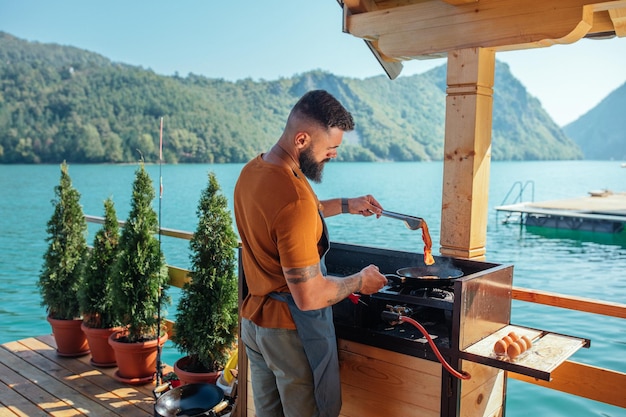 Il giovane maschio sta preparando una gustosa colazione