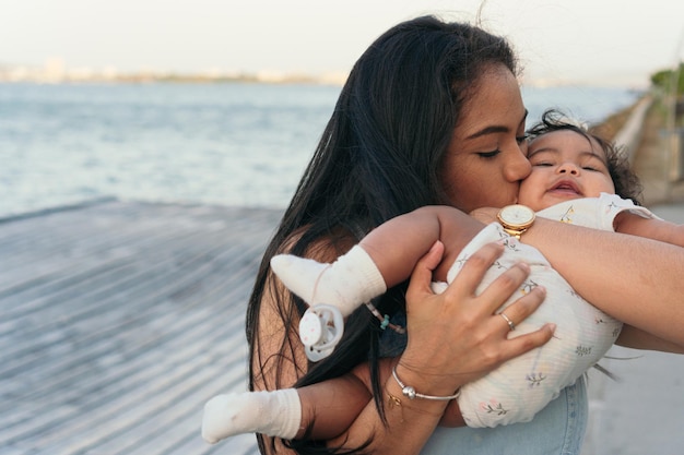 Il giovane Mon solleva il suo bambino in aria e gli sorride