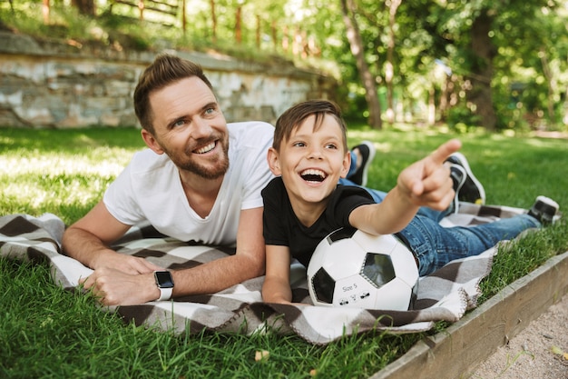 Il giovane padre felice si diverte con il suo piccolo figlio