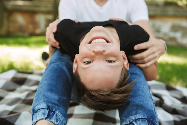 Il giovane padre si diverte con il suo piccolo figlio